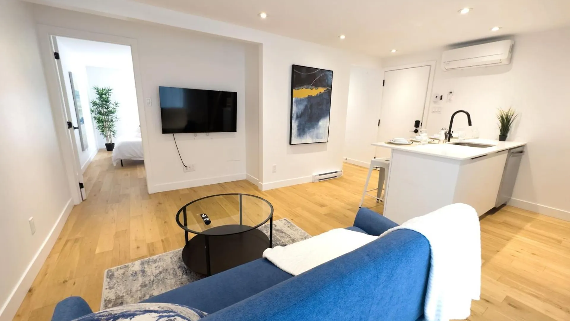 Beautiful 2 Bedr Haven 2Mins From Metro Apartment Montreal