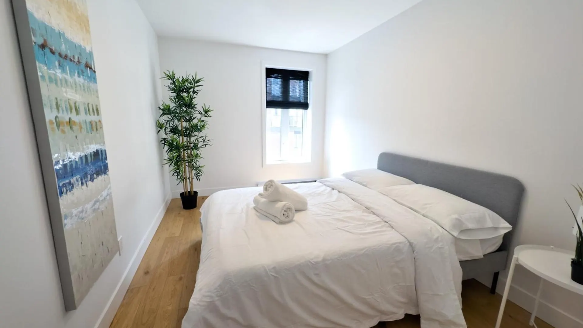 Beautiful 2 Bedr Haven 2Mins From Metro Apartment Montreal